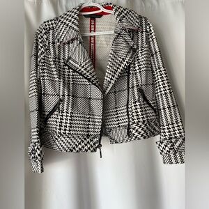 White House Black Market Houndstooth Blazer size 6P NWOT. Never worn